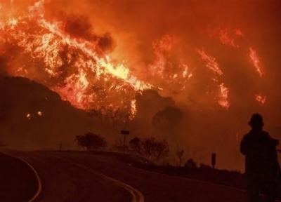 پیشروی آتش سوزی مهیب کالیفرنیا به سمت مناطق مسکونی